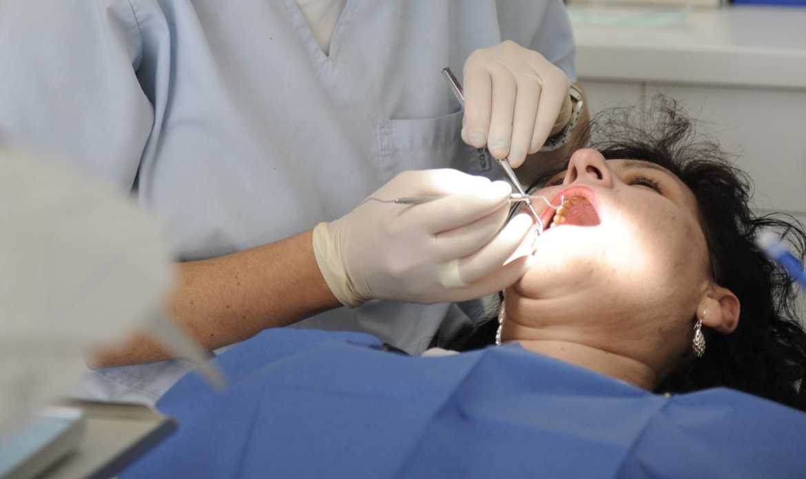 Una paciente es tratada en una clínica dental ibicenca. Calidad, atención y profesionalidad son las características de nuestros odontólogos. | Gabi Vázquez