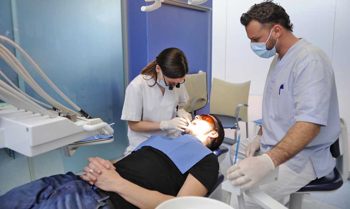 La ortodoncista Marta Torres atiende a un paciente. | G.V.