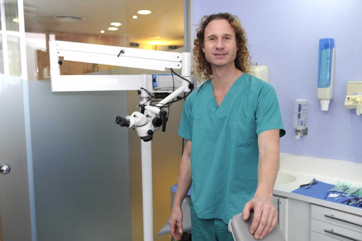 El doctor Alberto Fernández posa en su clínica de Ibiza. | GABI VÁZQUEZ