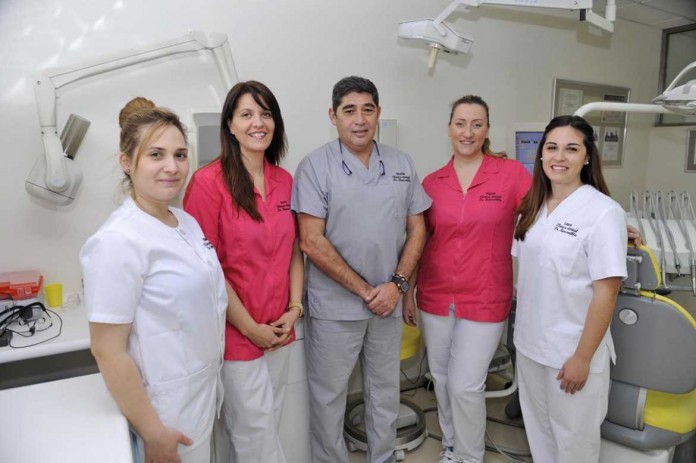 El equipo de profesionales de la clínica, con el doctor Ricardo Barcenilla en el centro. DIARIO DE IBIZA El equipo de profesionales de la clínica, con el doctor Ricardo Barcenilla en el centro. DIARIO DE IBIZA