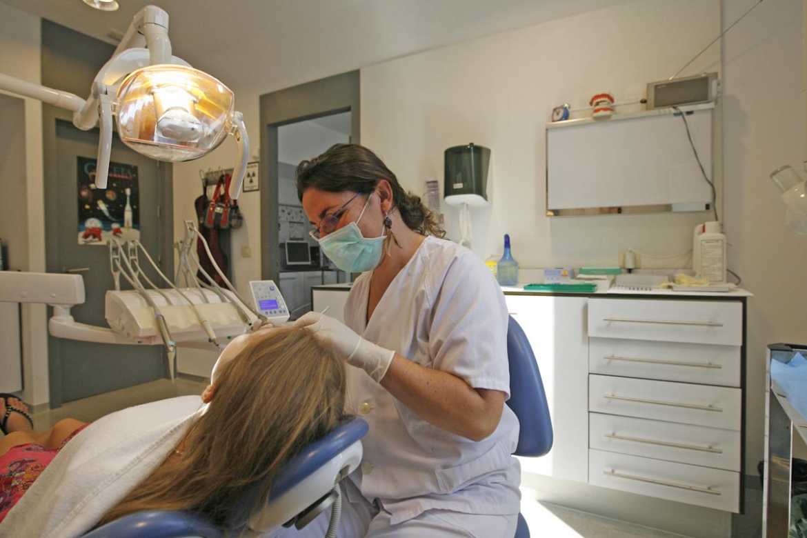 Higienista dental en el centro de salud de Vila efectuando una revisión a una niña. VICENT MARÍ
