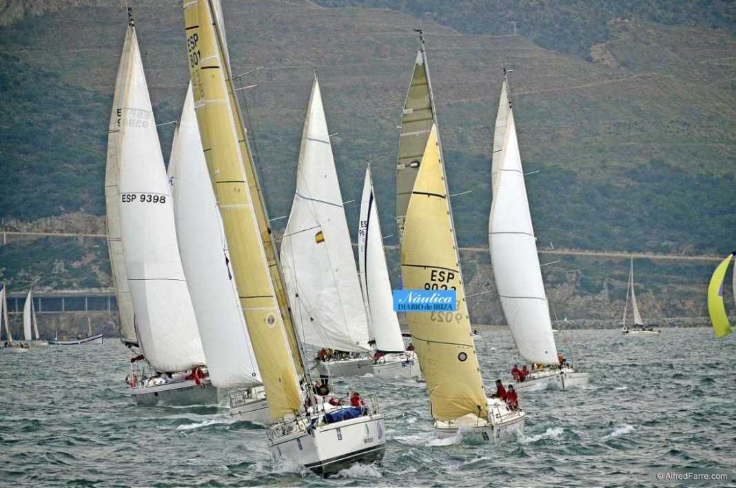 Decenas de barcos rumbo a Formentera en la regata del año 2012. Alfred Farre
