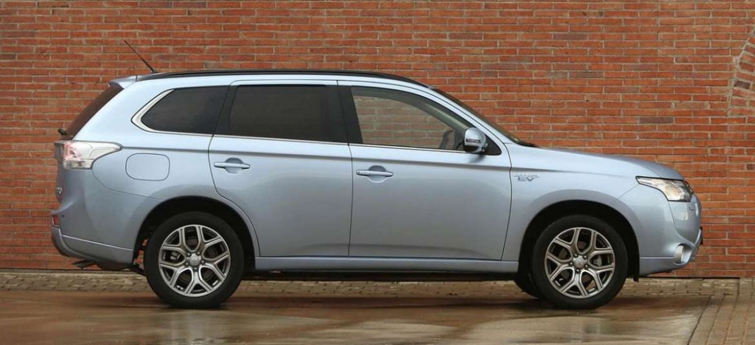 Vista exterior del Outlander PHEV, que la marca varió estéticamente el año pasado. d. i.