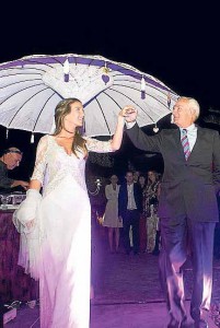 La novia bailó el vals con su padre.