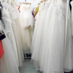 Las tiendas especializadas alquilan vestidos de novia.