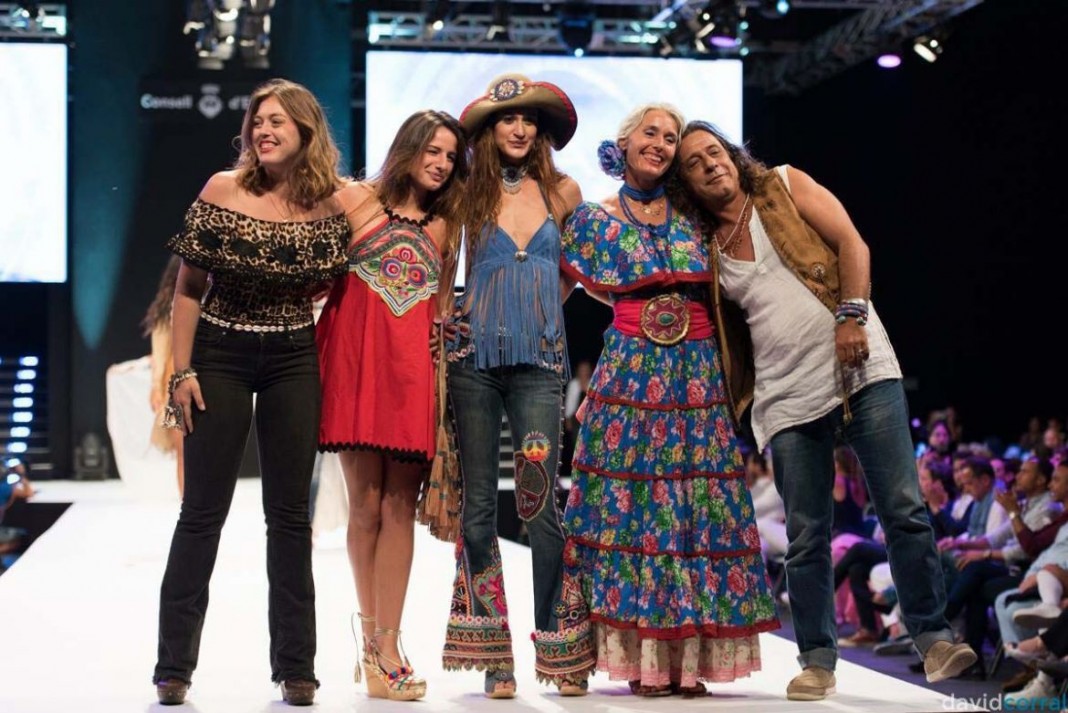 Los diseñadores Merel y Alok con sus dos hijas Goldie y Carlota y la modelo Laura Castro