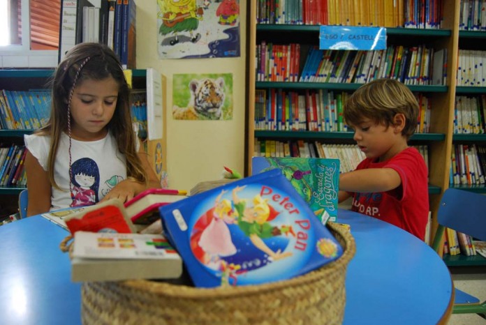 Los expertos recomiendan iniciar a los niños desde muy temprano con la lectura porque mejora su capacidad lingüística y su rendimiento escolar. | MARTA TORRES Los expertos recomiendan iniciar a los niños desde muy temprano con la lectura porque mejora su capacidad lingüística y su rendimiento escolar. | MARTA TORRES