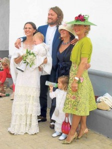Martina y Stefano con sus hijas Bianca y Olimpia y amigas.
