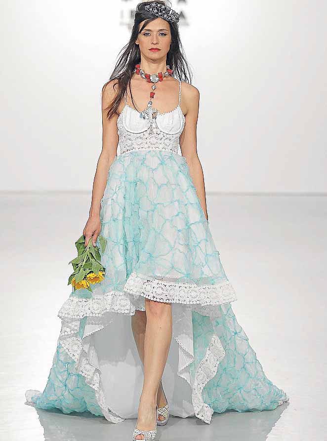 Modelo vestida por Tony Bonet, con complementos de Elsa Pomar.
