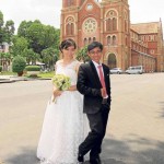 Pareja frente a la catedral de Saigón