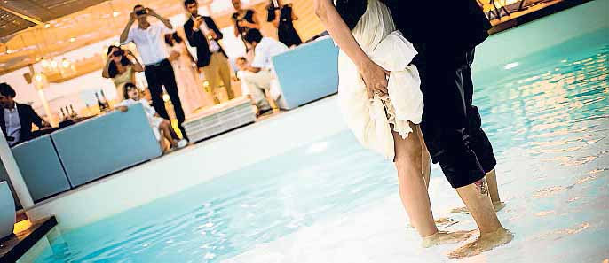 Una ceremonia celebrada junto a la piscina.