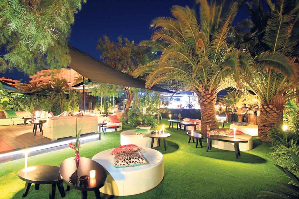 Cavalli lounge, ideal para copas.
