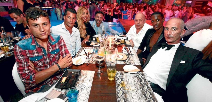 Radouanne Marouk, Catty, Francisco Ferrer y Fred Aliery con amigos en el restaurante cabaret Lío