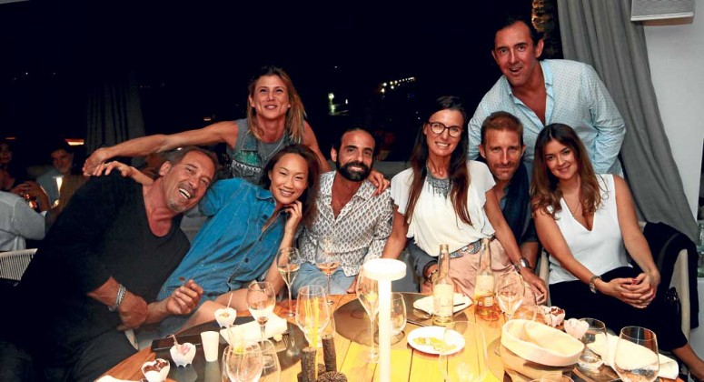 Reunión de amigos de diferentes nacionalidades en la inauguración del restaurante It en Marina Botafoc.