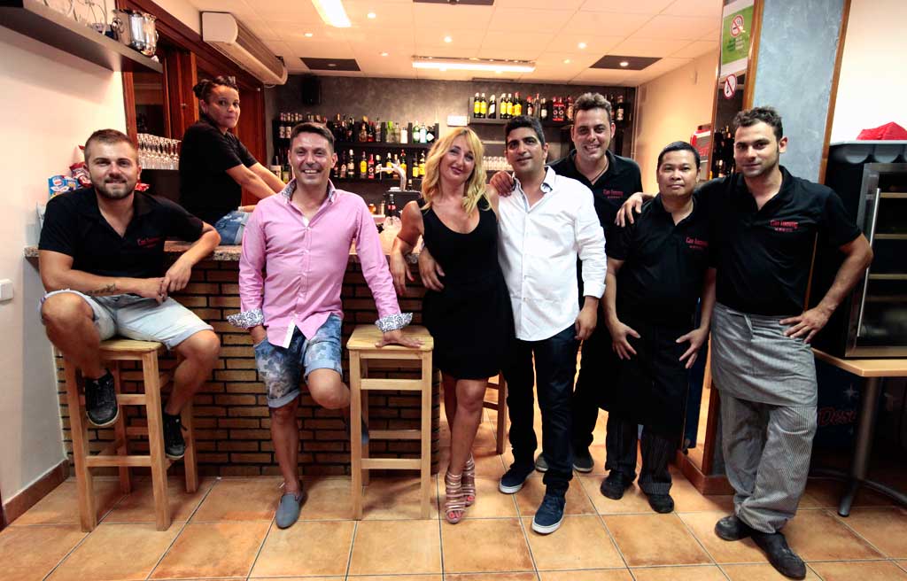 Equipo de profesionales de la pizzeria restaurante Can Tommy de Sant Jordi.