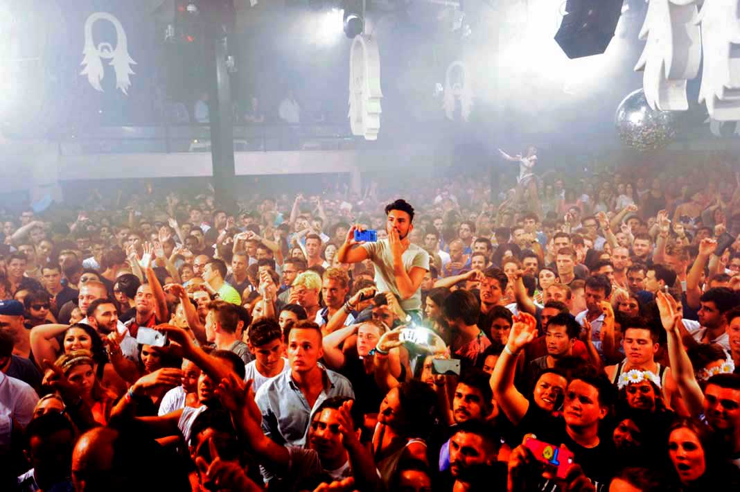 Gran parte del público que acude a los clubs está más interesado en hacer constar digitalmente su participación en un evento que en disfrutar al cien por cien de ello.