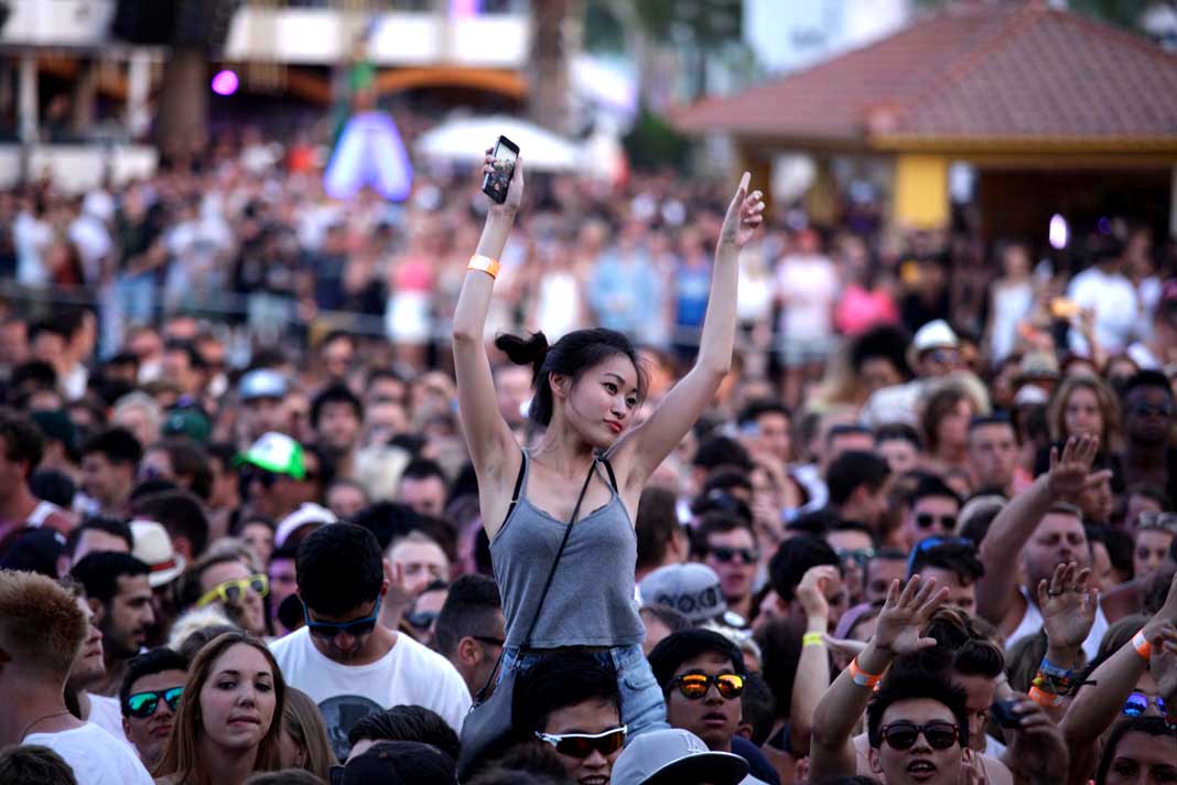 Los teléfonos móviles forman parte del paisaje del los clubs y conciertos.