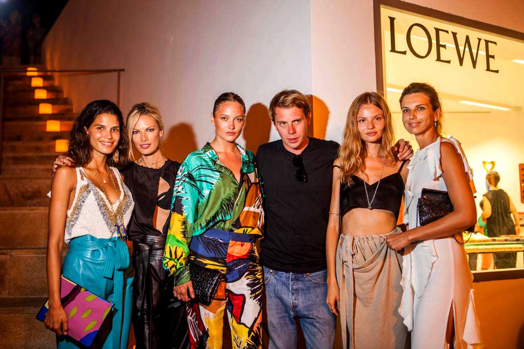 Ibiza atrae famosos de Hollywood y de todo el mundo 3 Las modelos Raica Oliveira, Lavina, Karmen Pedaru, Jonathan Anderson, Magdalena Magdalena Frackowiak e Irina Marie.