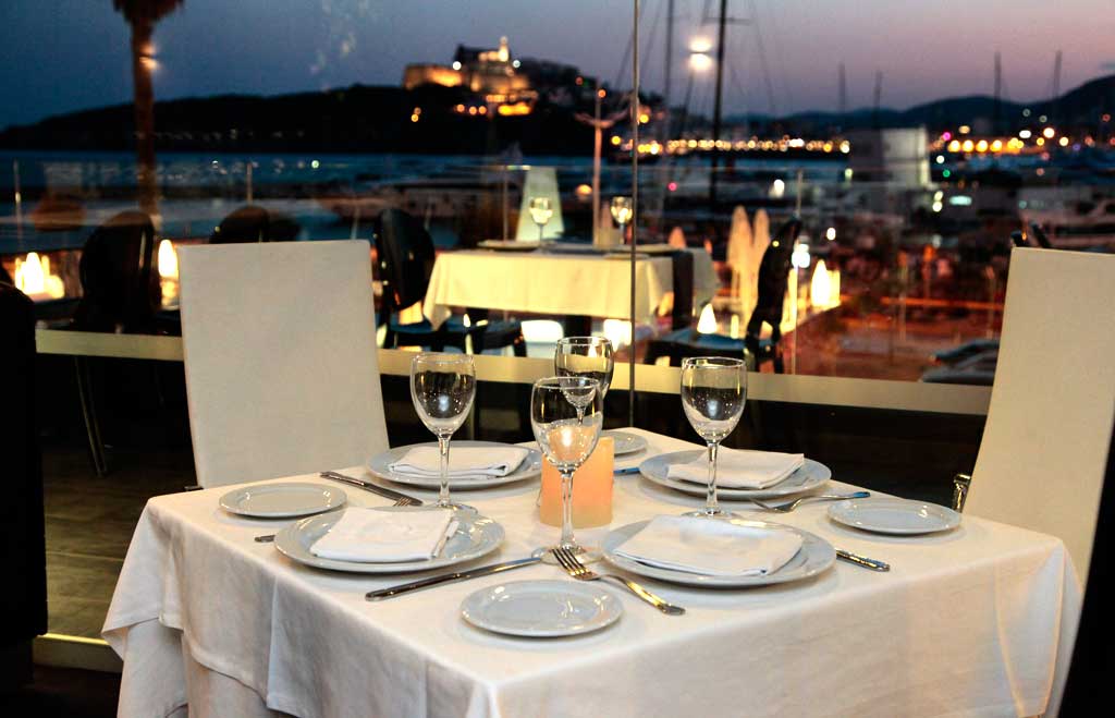 Una cita culinaria con impresionantes vistas a la bahía de Ibiza.