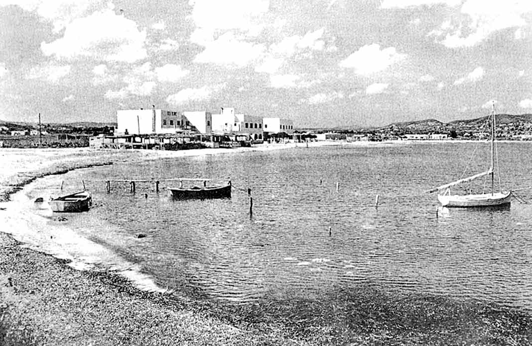 Imagen de mediados del siglo XX de la playa de Talamanca; el hostal ya se encontraba allí antes de que la llegada del turismo a la isla.