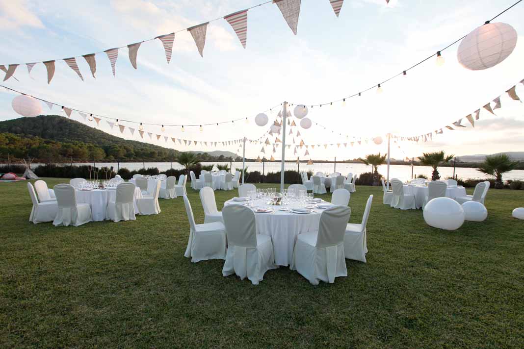 Un escenario preparado para la celebración de una boda en el Grand Palladium Palace Ibiza Resort & Spa, con el parque natural como testigo. FOTOS RUBÉN E. IBÁÑEZ