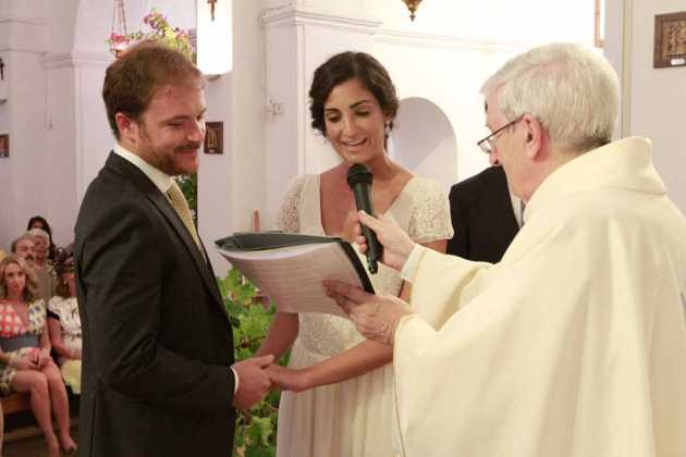 Francesco y Cristina con el párrocomadrileño Rude que les casó.