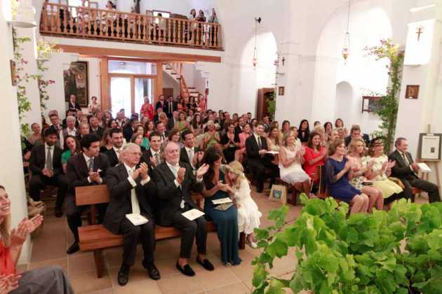 Familiares milaneses y madrileños entre amigos italianos, españoles, ibicencos y de otras nacionalidades aplauden en un momento del enlace.