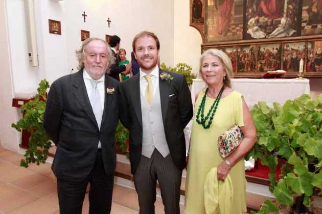 El pintor Mario Arlati con su hijo y su madre Daria.