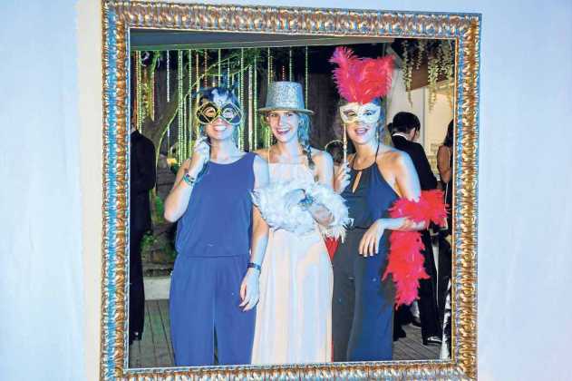 Una muestra de la decoración de Riera. Bea, Toni y Marta con vestido verde turquesa. Divertida foto de invitados en un marco.