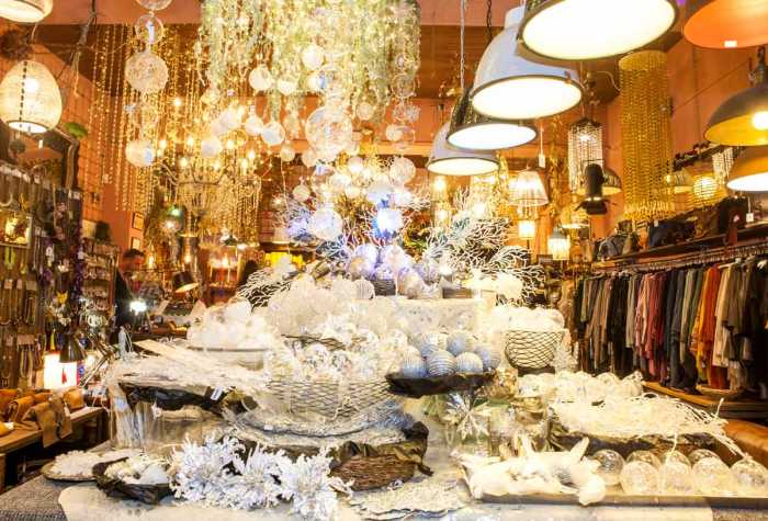 Amplio y gran surtido de objetos de decoración navideña. AISHA BONET