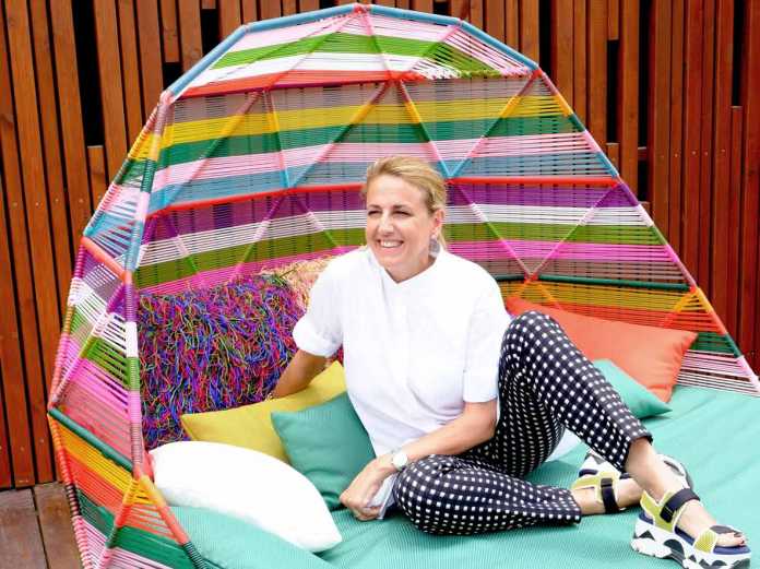 La famosa arquitecta, interiorista y diseñadora en uno de los sofás que ha diseñado para el espacio ‘Terrace’ en Heart Ibiza. La famosa arquitecta, interiorista y diseñadora en uno de los sofás que ha diseñado para el espacio ‘Terrace’ en Heart Ibiza.