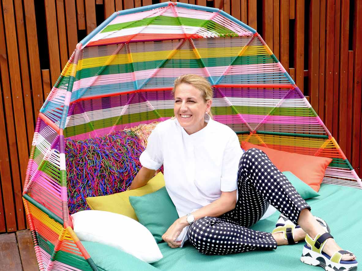La famosa arquitecta, interiorista y diseñadora en uno de los sofás que ha diseñado para el espacio ‘Terrace’ en Heart Ibiza.