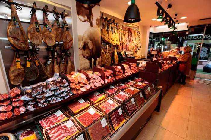 Gran variedad de embutidos ibéricos en el establecimiento de Ibiza. RUBÉN E. IBÁÑEZ