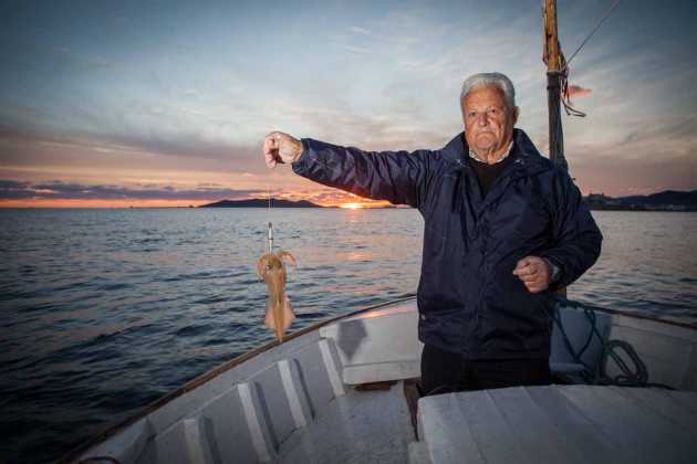 El pescador Joan Marí muestra un calamar pescado con potera en una imagen de archivo. VICENT MARÍ