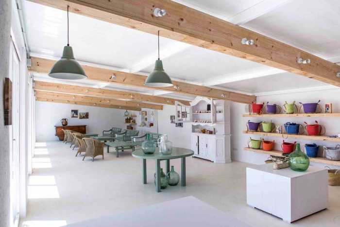 Interior del establecimiento. AUBERGINE
