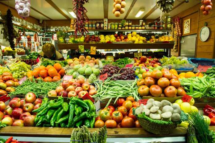Proximidad con el cliente y calidad del producto armas de los pequeños comerciantes contra las grandes superficies. SERGIO G. CAÑIZARES Proximidad con el cliente y calidad del producto armas de los pequeños comerciantes contra las grandes superficies. SERGIO G. CAÑIZARES