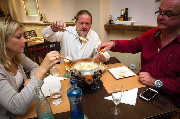 Los comensales degustan la ‘fondue’ de queso de Can Rolf. SERGIO G. CAÑIZARES