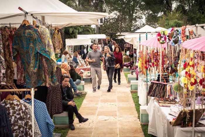 Gran ambiente por los puestos del mercadillo de Atzaró.