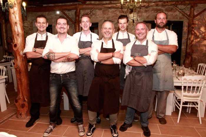 El chef Edwin Vinke del Restaurant & Suites Krommer posa con su equipo de cocina en el agroturismo Estarte. RUBÉN E. IBÁÑEZ