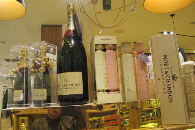 Los champanes presentan exclusivos envases y formatos navideños. JUAN SUAREZ Y J.V.B.