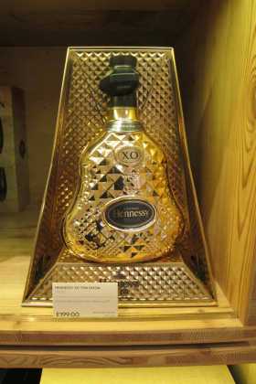 Lujosa botella de coñac Hennessy. JUAN SUAREZ Y J.V.B.