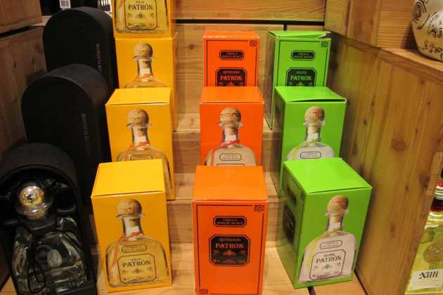 Diferentes envases y colores del popular tequila Patrón. JUAN SUAREZ Y J.V.B.