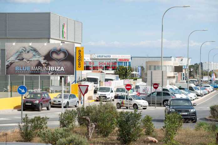 El área industrial ubicada junto al aeropuerto comprende una amplia zona junto a la carrertera. SERGIO G- CAÑIZARES
