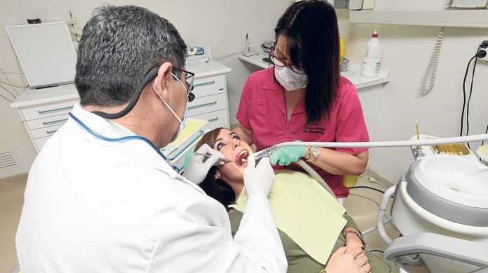 Los profesionales aplican en sus consultas las novedades que van apareciendo en el sector dental. RUBÉN E. IBÁÑEZ
