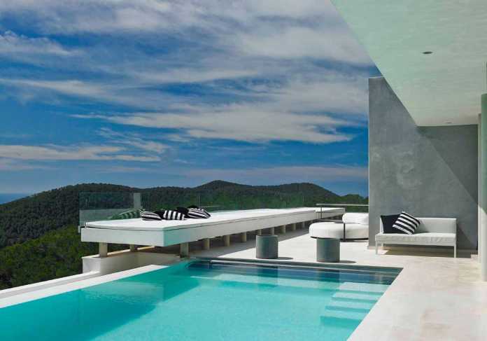 Espectacular diseño de arquitectura y espacio de relax en la piscina de una mansión de toques vanguardistas.