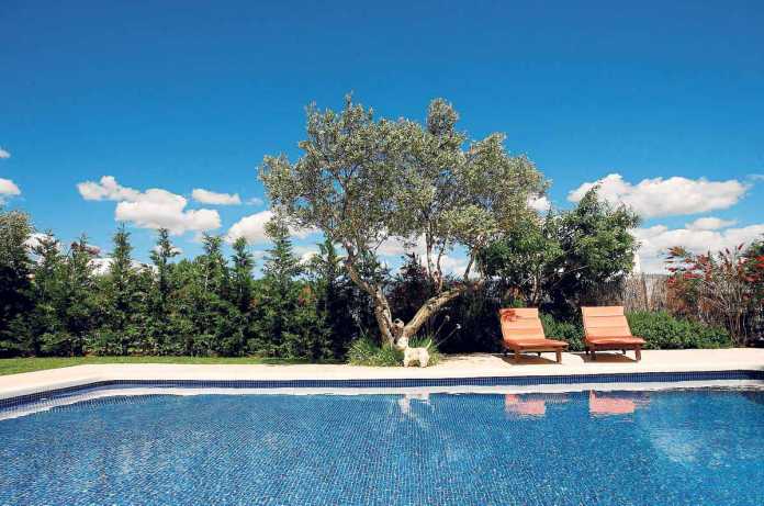 Las piscinas enterradas de hormigón copan el 88% del parque instalado, siendo el gresite el revestimiento mayoritario. V.M.