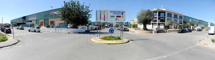 En la pequeña rotonda de entrada al polígono de Ca na Palava hay una señal con la ubicación de los distintos negocios. GABI VÁZQUEZ