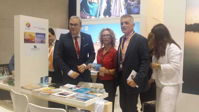 La concejala de Turismo de Sant Josep, Helena Benlloch, junto al presidemte del Consell y el director de Turismo.