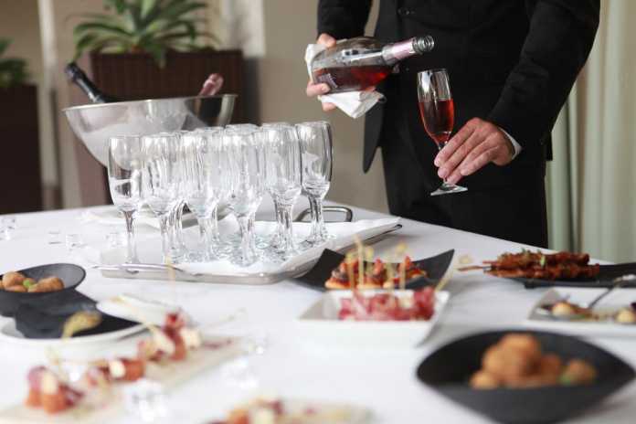 Tanto el ‘catering’ como el cóctel se sirven con esmero mientras los invitados interactúan y disfrutan de la cocina