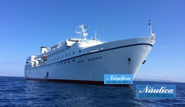 Los cruceros fondean en el Puerto de La Sabina donde no hay posidonia